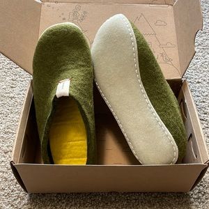 Baabuk Mel Slippers in Khaki, Size EU 38 *NEW*